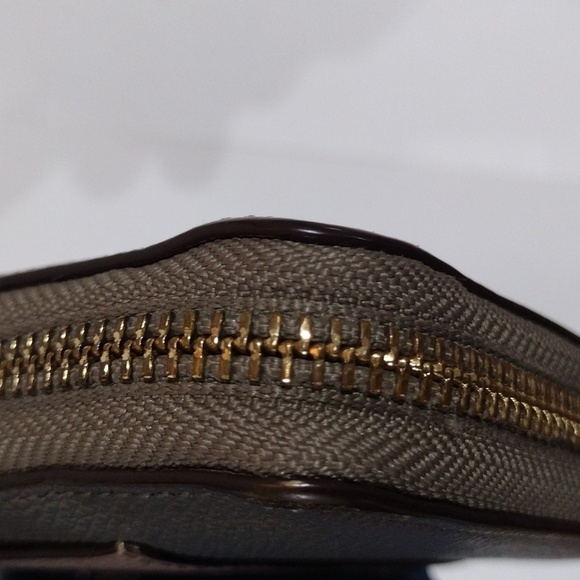 Coach Brown Leather Zip Wallet – Dual-Tone Design - Gold Logo | Sleek & Stylish - Picture 8 of 15